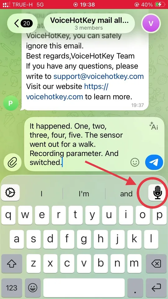 VoiceHotKey пернетақтасында дикт микрофон түймесіне көрсеткен көрсеткі